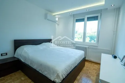 Nameštena spavaća soba sa bračnim krevetom, klima-uređajem i prozorom. - image 7