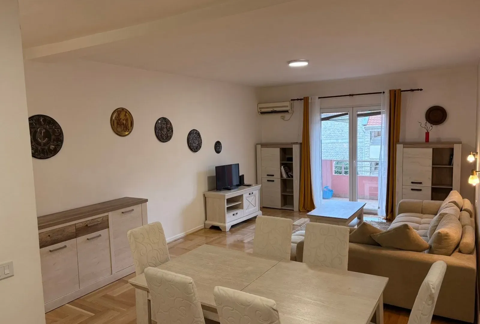 Izdavanje, jednosoban stan, 84m², Bonići, Tivat