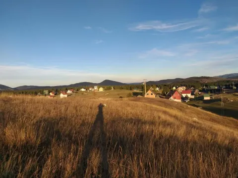 Pogled na prirodu i okolno naselje sa travnate površine. - image 2