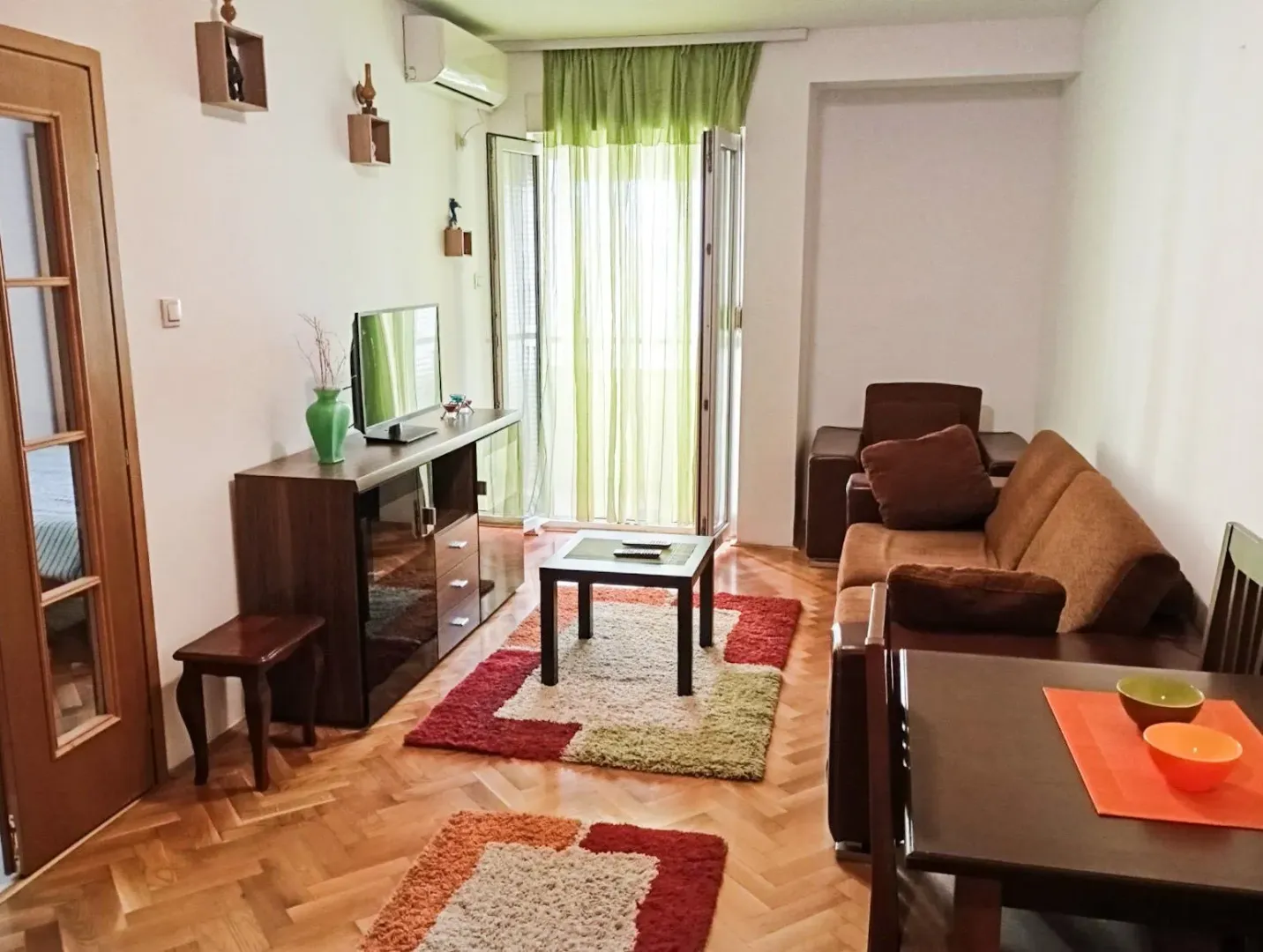 Izdavanje, jednosoban stan, 40m², Blok 6, Podgorica