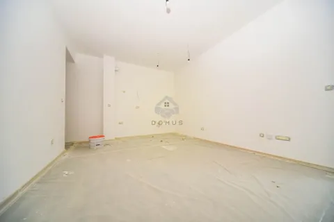 Prazna neuređena prostorija sa bijelim zidovima pripremljena za renoviranje. - image 2