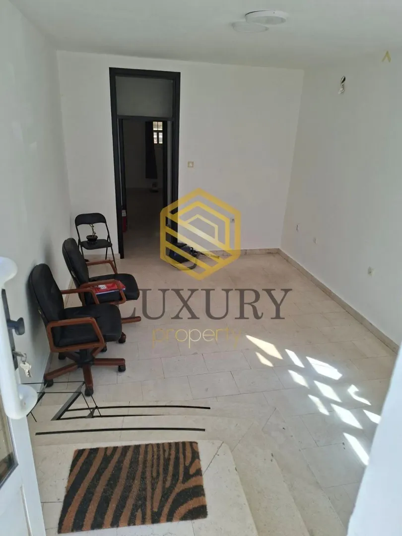 Empty room with office chairs and an agency watermark.