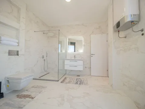 Izdavanje, trosoban stan, 136m², Bečići, Budva - image 7