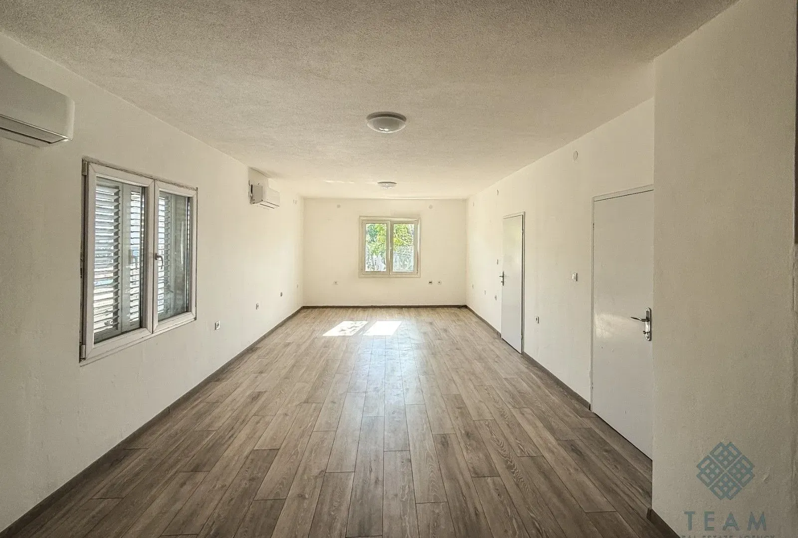 Izdavanje, kuća, 300m², Masline, Podgorica