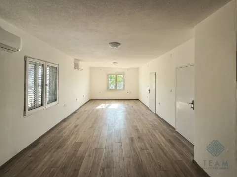 Izdavanje, kuća, 300m², Masline, Podgorica - image 13