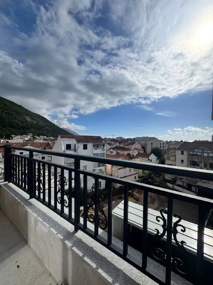 Pogled sa balkona na grad i okolna brda.