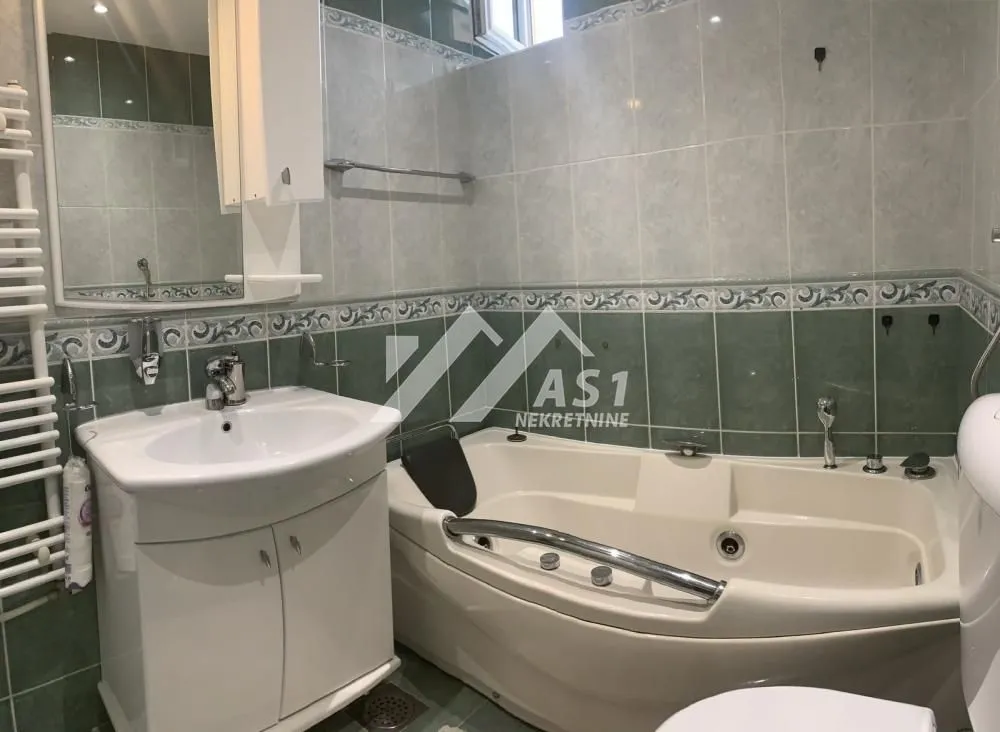 Izdavanje, četvorosoban stan, 130m², Grbavica, Novi Sad Sve Podlokacije