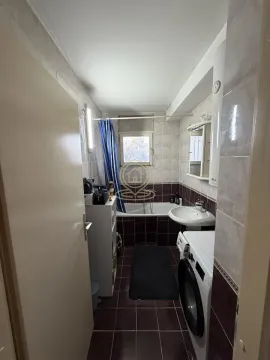 Kupatilo sa kadom, umivaonikom i veš mašinom. - image 12