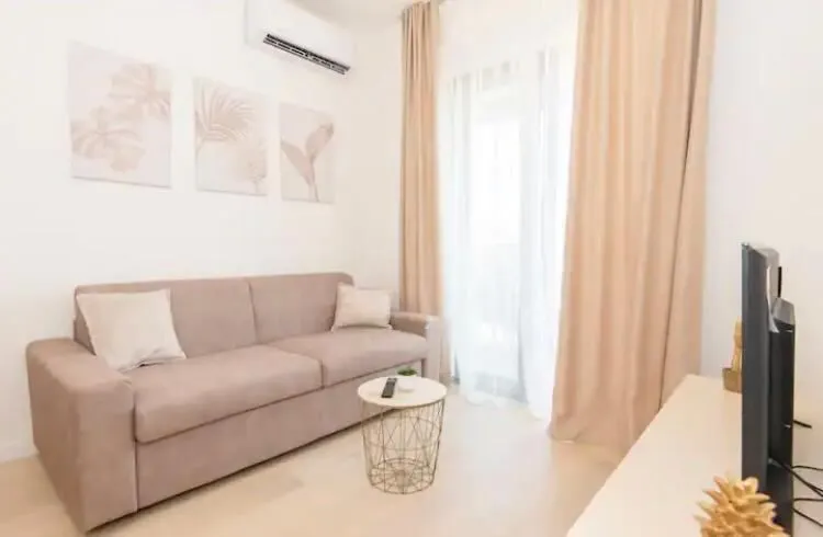 Izdavanje, jednosoban stan, 40m², Tivat, Crna Gora