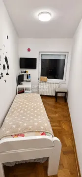 Manja spavaća soba sa krevetom, radnim stolom i prozorom. - image 9