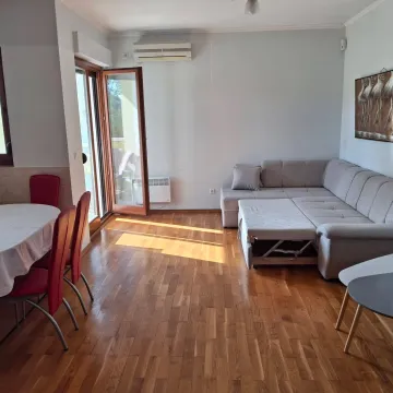Dnevna soba sa ugaonom garniturom, trpezarijskim stolom i izlazom na terasu. - image 7