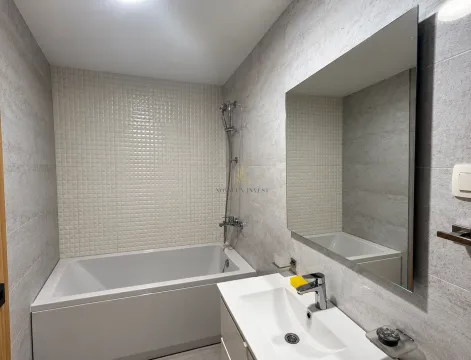 Savremeno opremljeno kupatilo sa kadom i umivaonikom. - image 7