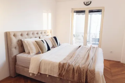 Svjetla spavaća soba sa bračnim krevetom i izlazom na terasu. - image 7