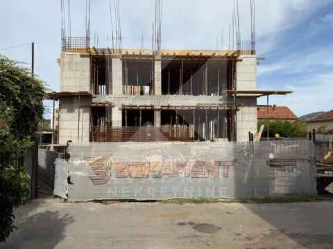 Pogled na zgradu u izgradnji sa betonskom konstrukcijom i skelama. - image 3