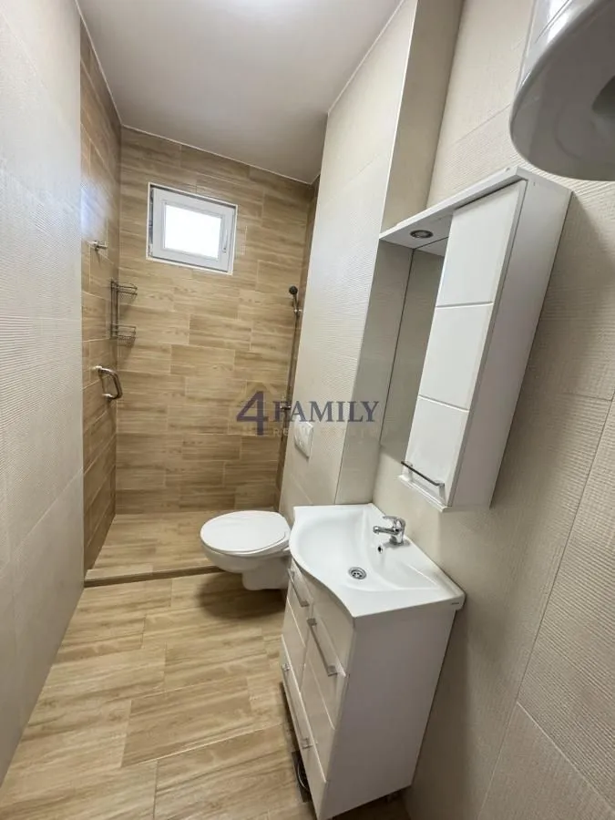 Manje kupatilo sa tuš kabinom, umivaonikom i WC šoljom.