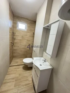 Manje kupatilo sa tuš kabinom, umivaonikom i WC šoljom. - image 7