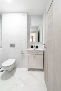 Moderne svijetlo kupatilo sa umivaonikom, WC šoljom i mermernim pločicama. - image 12