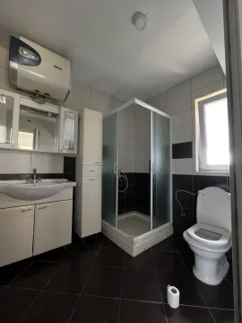 Jednostavno kupatilo sa tuš kabinom, lavaboom i bojlerom. - image 15
