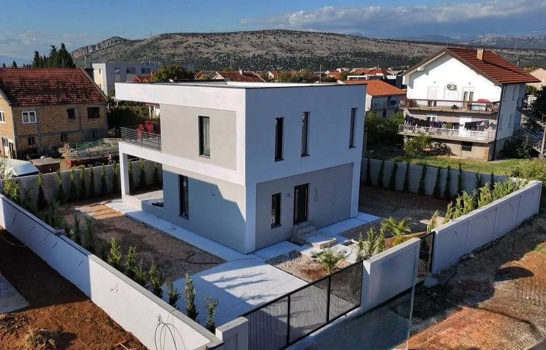Prodaja, kuća, 225m², Tološi, Podgorica