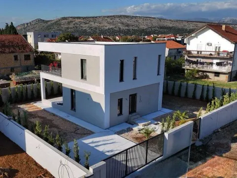 Prodaja, kuća, 225m², Tološi, Podgorica - image 1