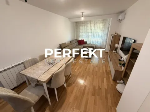 Dnevna soba sa trpezarijom i garniturom za sedenje. - image 10