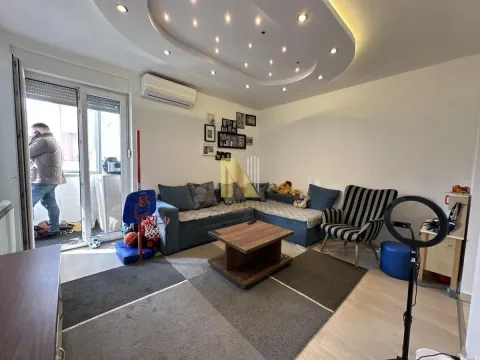 Dnevna soba sa garniturom, stočićem i izlazom na terasu. - image 2