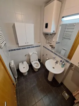 Kupatilo opremljeno sanitarijama, umivaonikom i bojlerom. - image 14