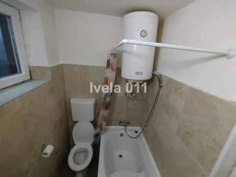 Manje kupatilo sa kadom, wc šoljom i bojlerom na zidu. - image 11