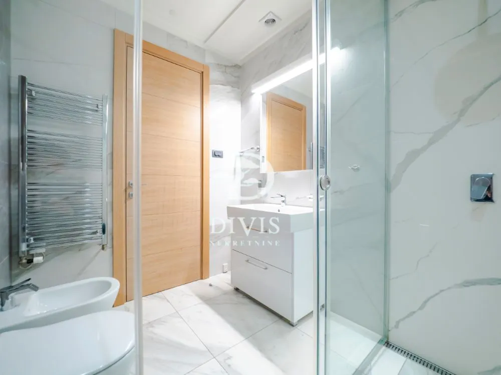 Izdavanje, četvorosoban stan, 132m², Vračar Hram, Vračar Sve Podlokacije