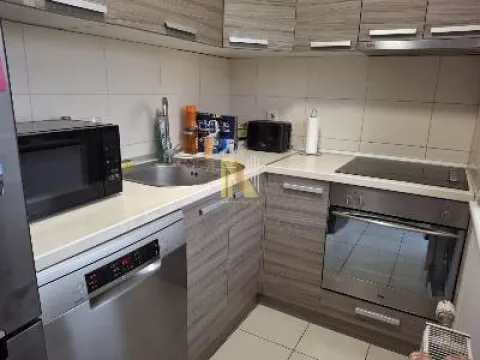 Manja kuhinja sa drvenim elementima, ugradnom rernom, rernom, pločom za kuvanje i sudoperom. - image 3