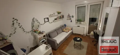 Manja dnevna soba sa kaučem, stočićem i izlazom na terasu. - image 5