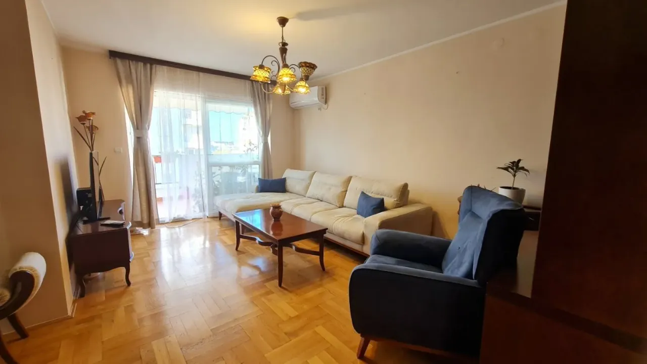 Izdavanje, trosoban stan, 103m², Centar, Bar