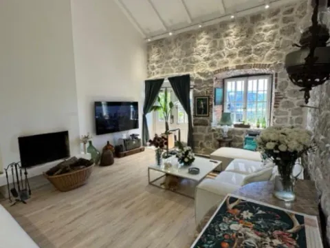 Izdavanje, kuća, 240m², Donja Lastva, Tivat - image 9