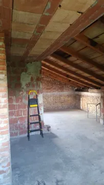 Nezavršeni potkrovni prostor sa drvenom krovnom konstrukcijom i ciglenim zidovima. - image 13
