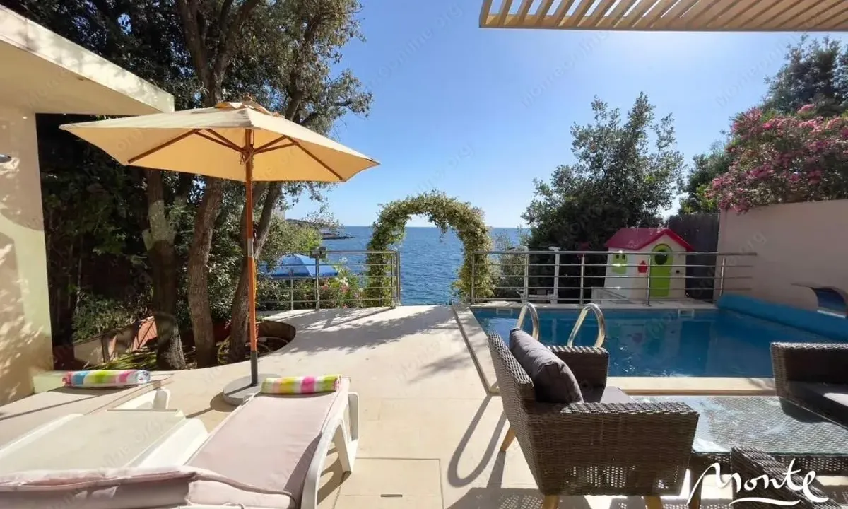 Prodaja, kuća, 323m², Utjeha, Bar