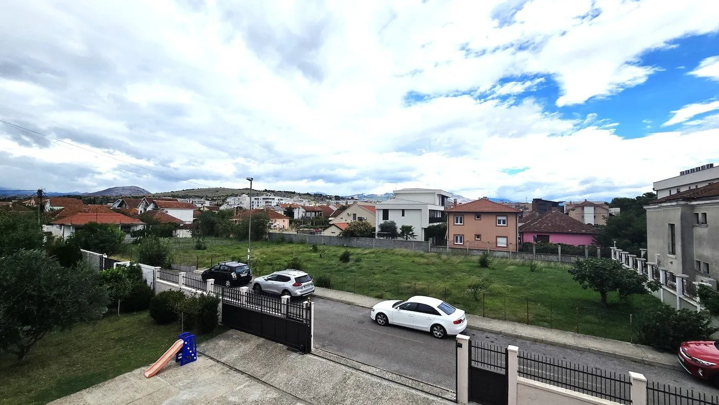 Izdavanje, kuća, 180m², Tološi, Podgorica