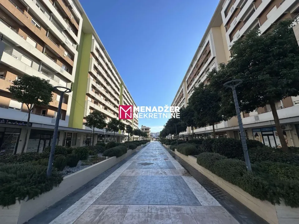 Izdavanje, poslovni prostor, 54m², Central Point, Podgorica