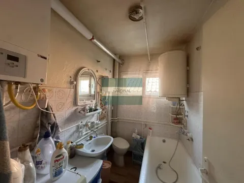 Starije opremljeno kupatilo sa kadom, umivaonikom i bojlerom. - image 5