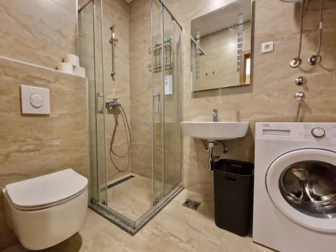 Kompaktno kupatilo sa tuš kabinom, umivaonikom, toaletom i veš mašinom. - image 15