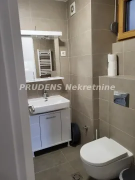 Kupatilo opremljeno umivaonikom, ogledalom i toaletom. - image 11