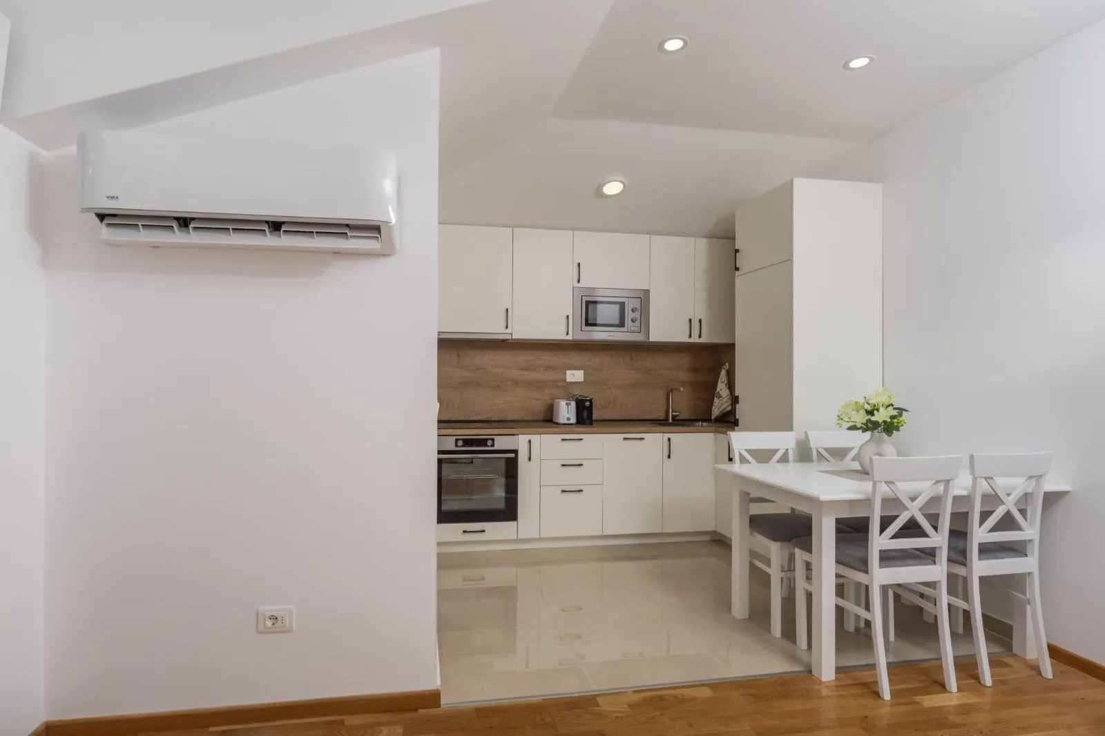 Izdavanje, dvosoban stan, 63m², Stari Aerodrom, Podgorica
