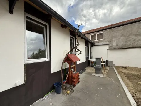 View of the courtyard and the exterior of the house with a decorative well. - image 13