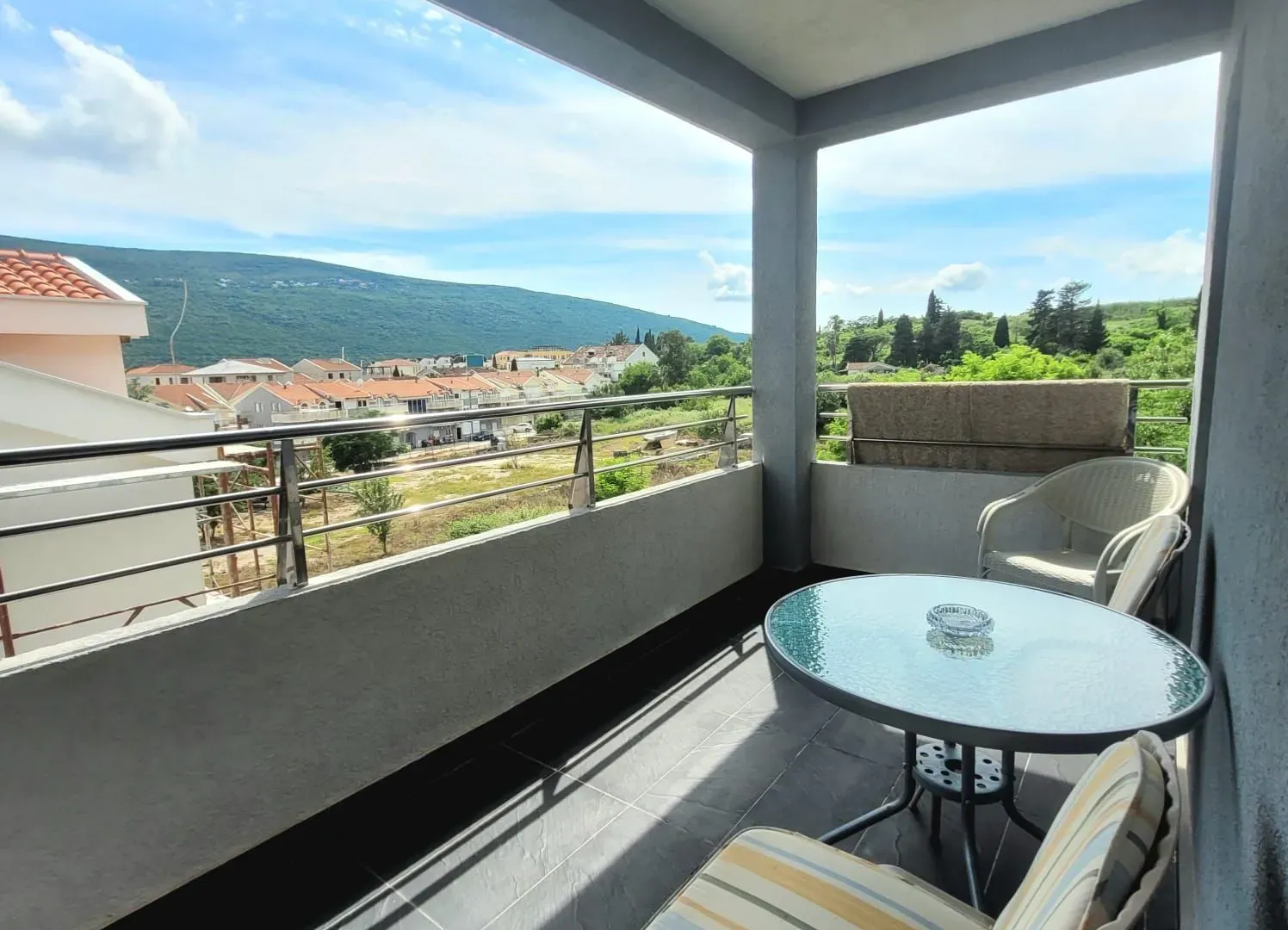 Izdavanje, dvosoban stan, 55m², Đenovići, Herceg Novi