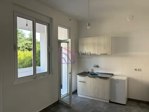 Manja kuhinja sa svijetlim elementima, sudoperom i malim frižiderom pored prozora. - image 6