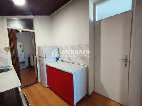 Manja kuhinja sa crvenim elementima i frižiderom. - image 7