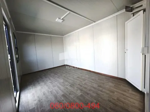 Pogled na unutrašnjost prazne prostorije sa svetlim zidovima i drvenim podom. - image 5