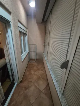 Zastakljeni balkon sa keramičkim pločicama na podu. - image 7