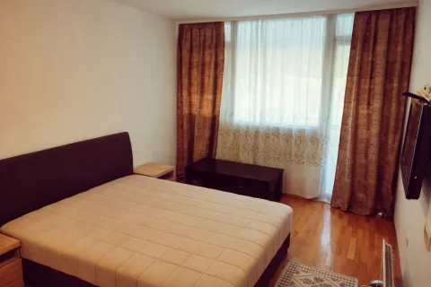 Svijetla spavaća soba sa bračnim krevetom, drvenim podom i prozorom. - image 15