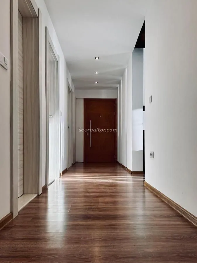 Izdavanje, trosoban stan, 130m², Centar, Tivat