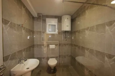 Kupatilo sa sivim pločicama i sanitarijama. - image 35